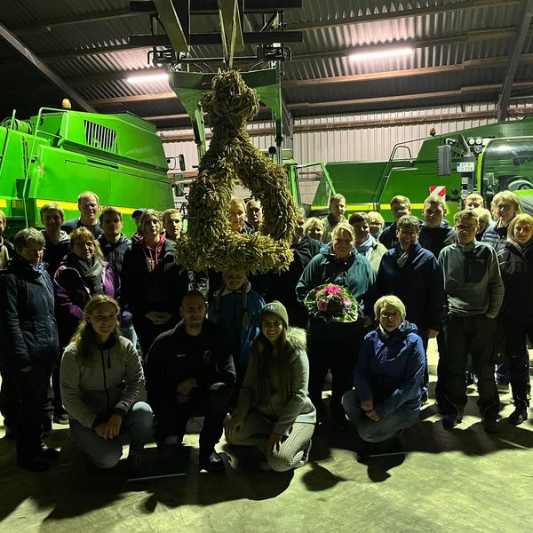 Erntekrone binden und schmücken der Kirche 